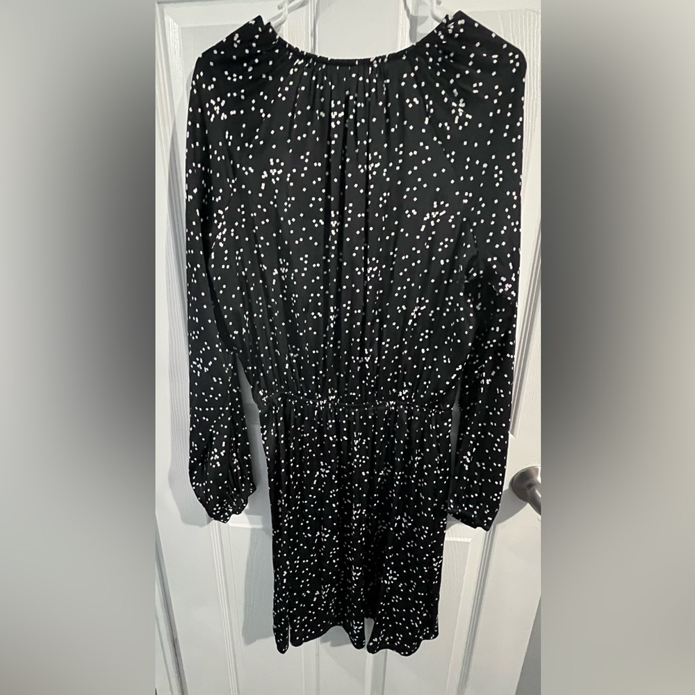 GAP Black and White Ruched Wrap Dress with V-Neck - Picture 5 of 5